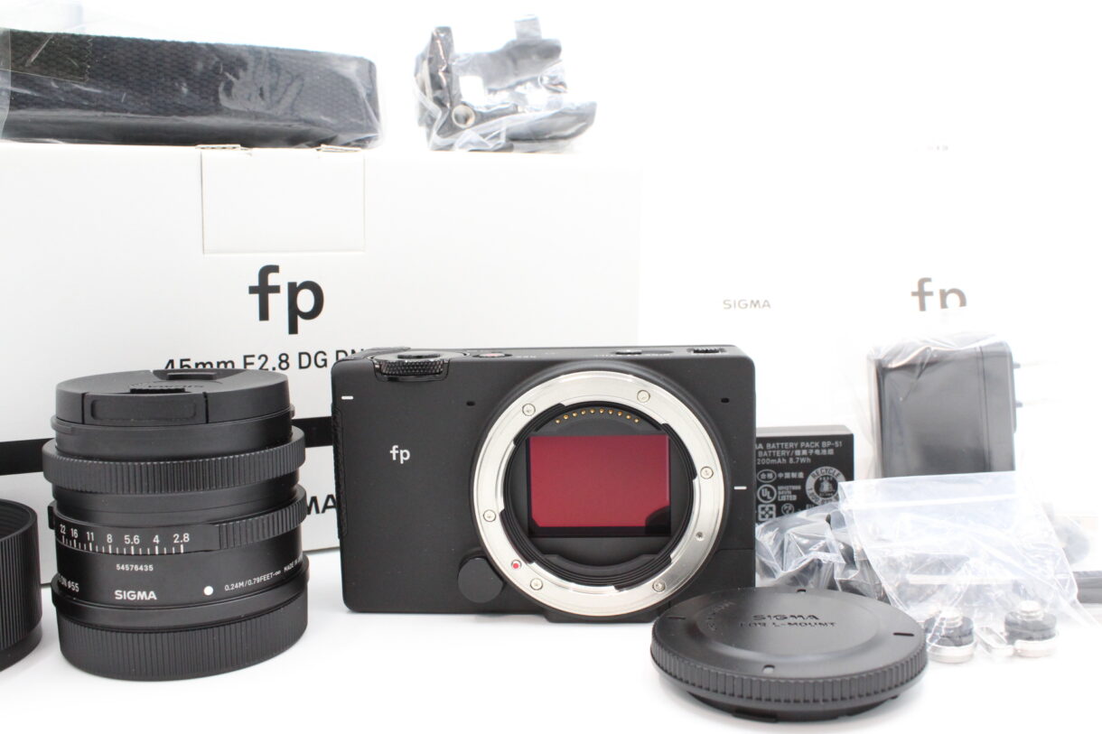 【極美品】SIGMA シグマ フルサイズミラーレス一眼カメラ fp & 45mm F2.8 DG DN kit ブラック