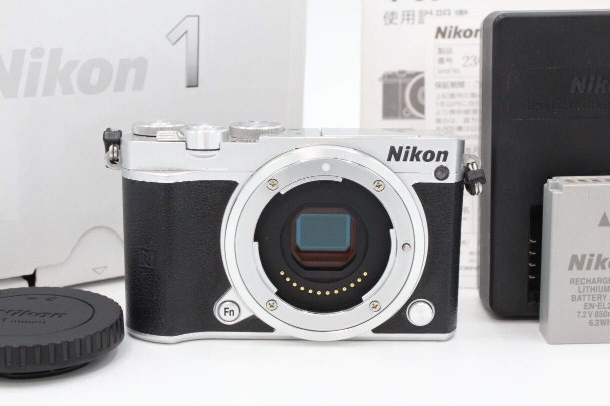 Nikon ミラーレス一眼 Nikon1 J5 ボディ シルバー J5SL :B00VJL24TY ...