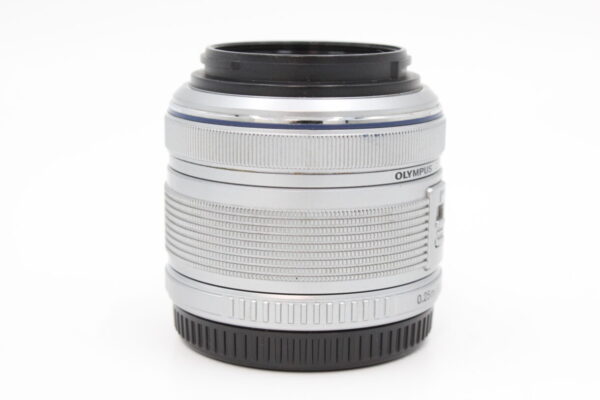 【良品】OLYMPUS オリンパス 標準ズームレンズ M.ZUIKO DIGITAL 14-42mm F3.5-5.6 II R シルバー #LE2024968 - 画像 (4)