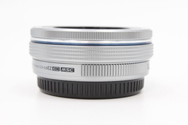 【良品】OLYMPUS オリンパス 電動式パンケーキズームレンズ M.ZUIKO DIGITAL ED 14-42mm F3.5-5.6 EZ SLV #LE20250132 - 画像 (2)