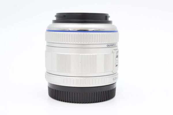 【美品】OLYMPUS オリンパス 標準ズームレンズ M.ZUIKO DIGITAL 14-42mm F3.5-5.6 II シルバー #LE2024984 - 画像 (4)