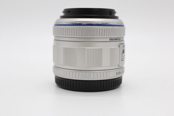【良品】OLYMPUS オリンパス 標準ズームレンズ M.ZUIKO DIGITAL 14-42mm F3.5-5.6 II シルバー #LE20252012 - 画像 (4)