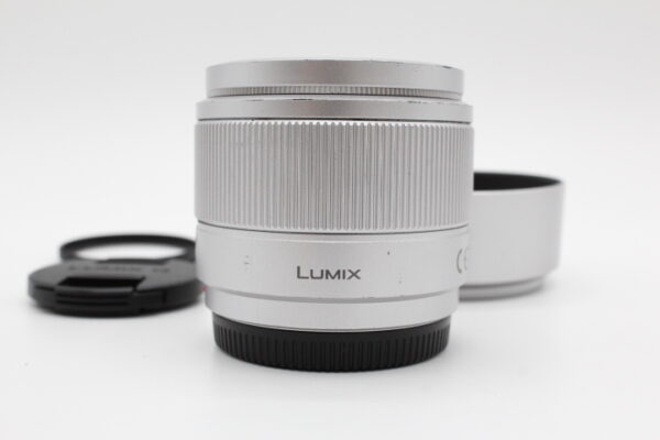 【良品】Panasonic パナソニック 単焦点レンズ マイクロフォーサーズ用 ルミックス G 25mm/ F1.7 ASPH. シルバー H-H025-S#LE2025309
