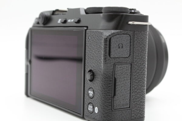【極美品】FUJIFILM 富士フイルム ミラーレス一眼カメラ X-M5 レンズキット(XF15-45) ブラック F #LE2025560 - 画像 (7)