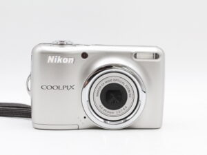 【美品】NIKON ニコン デジタルカメラCOOLPIX L23 シルバー L23SL 1000万画素 広角28mm 光学5倍 2.7型液晶 単3電池対応 #LE2027227